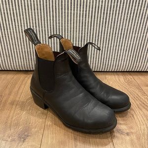 Black Leather Heeled Blundstone Boots